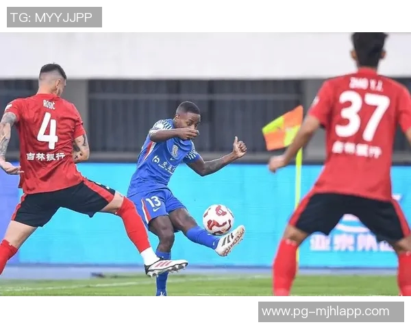 刘诚宇巧妙让球阿苏埃近距离射门被门将神奇扑出 刘诚宇巧妙让球阿苏埃近距离射门被门将神奇扑出